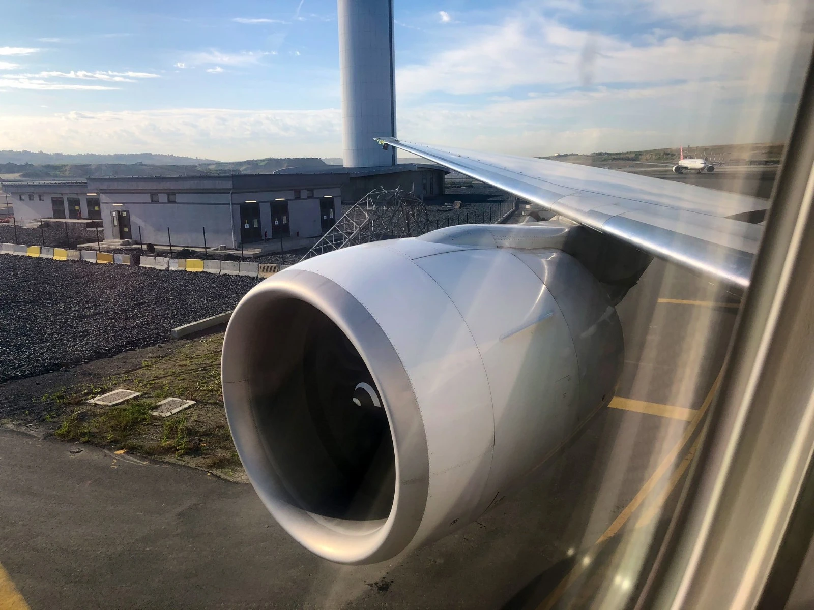 Havaalanında ilginç kaza! THY Boeing 777 uçağının kanadı direğe çarptı